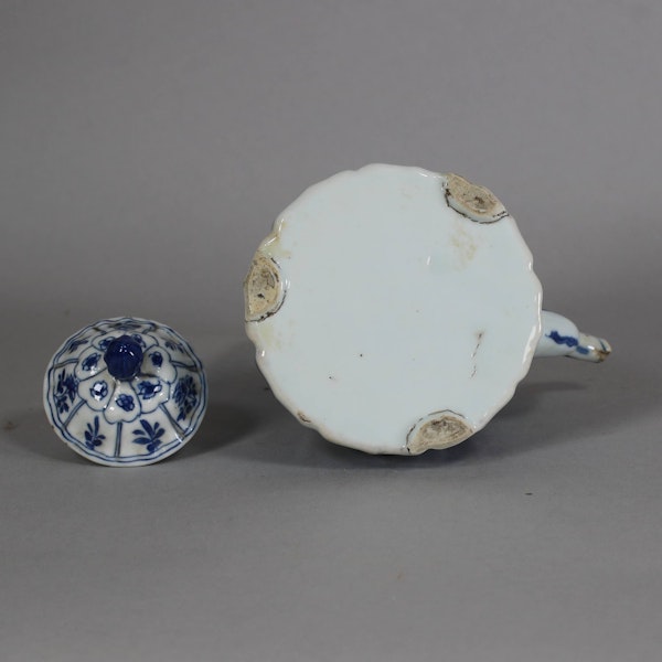 Chinese blue and white moulded teapot and cover, Kangxi (1662-1722) - image 2
