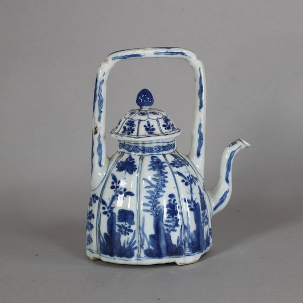 Chinese blue and white moulded teapot and cover, Kangxi (1662-1722) - image 4