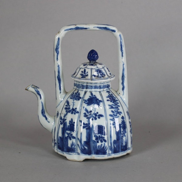 Chinese blue and white moulded teapot and cover, Kangxi (1662-1722) - image 1