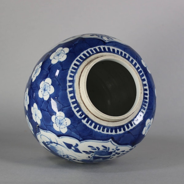 Chinese blue and white Kangxi-style ginger jar and cover, 19th century - image 3