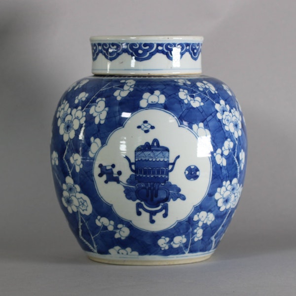 Chinese blue and white prunus jar and cover, Kangxi (1662-1722) - image 2