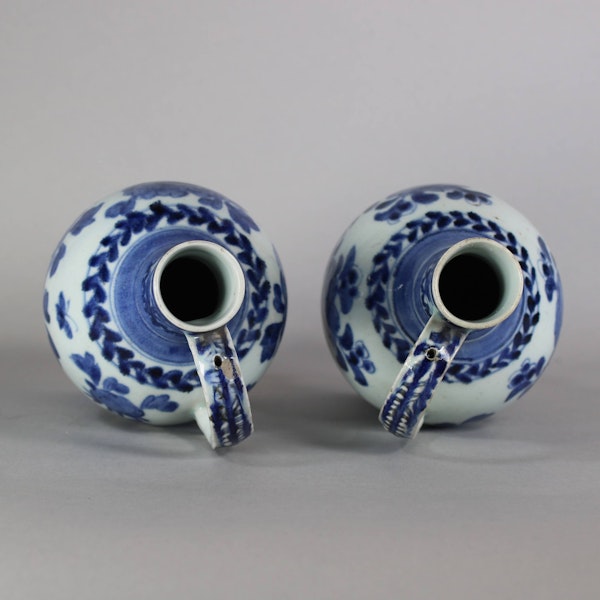 Pair of Japanese blue and white jugs, c.1680 - image 3