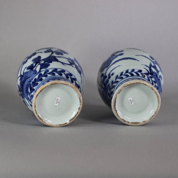 Pair of Japanese blue and white jugs, c.1680 - image 2