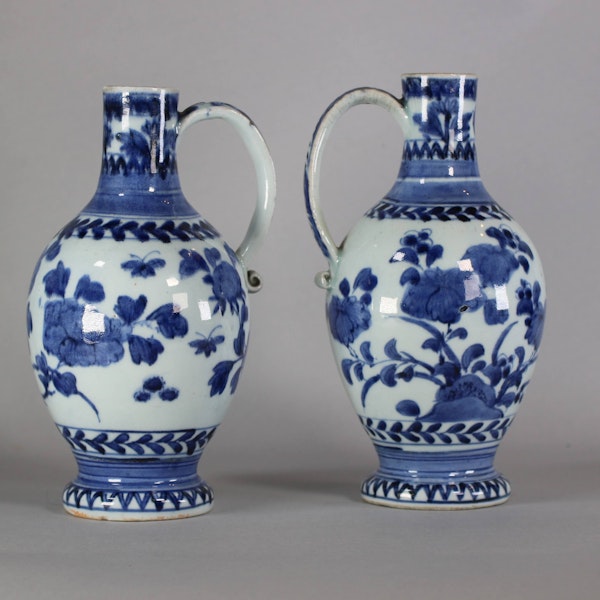 Pair of Japanese blue and white jugs, c.1680 - image 4