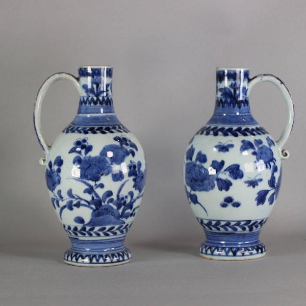 Pair of Japanese blue and white jugs, c.1680 - image 5