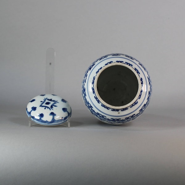 Chinese blue and white jar and cover, Kangxi (1662-1722) - image 4