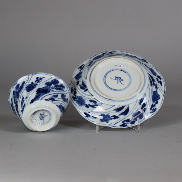 Chinese blue and white moulded teabowl and saucer, Kangxi (1662-1722) - image 2