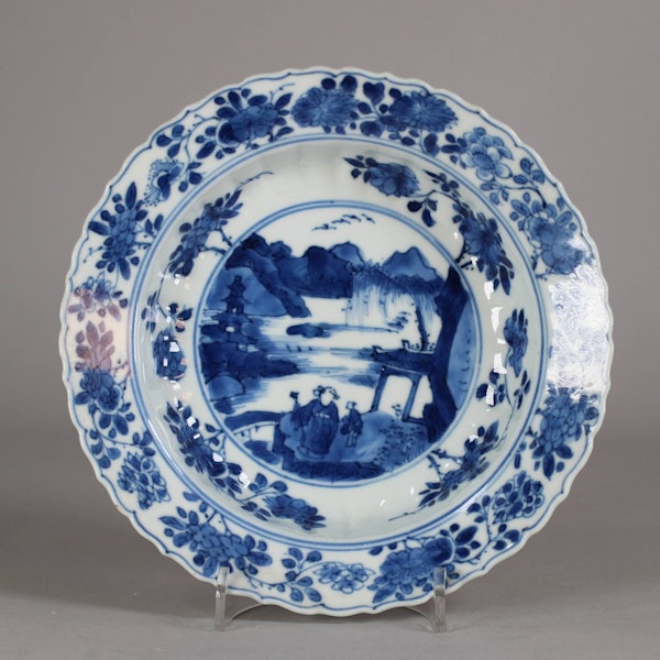 Small Chinese moulded blue and white deep dish, Kangxi (1662-1722) - image 1