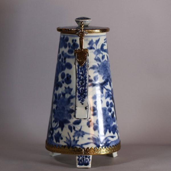 Japanese Arita coffee pot and cover with later gilt metal mounts, c.1680 - image 5