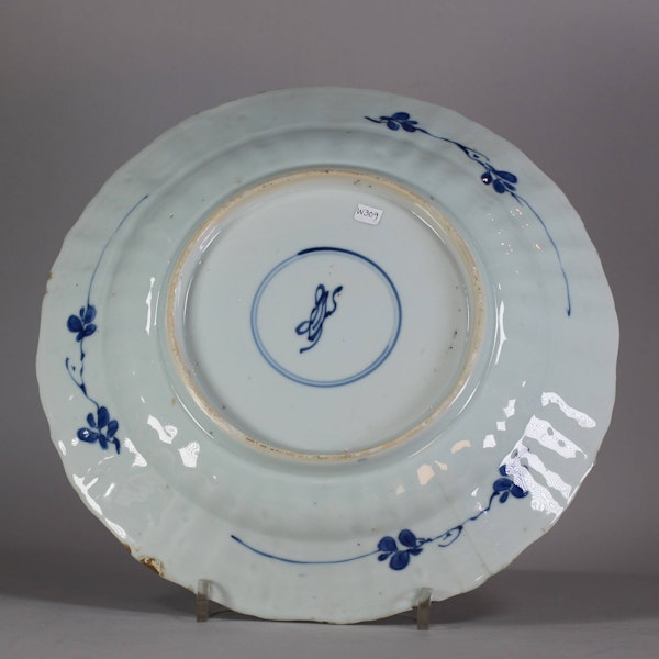 Chinese blue and white dish, late Kangxi (1662-1722) - image 2