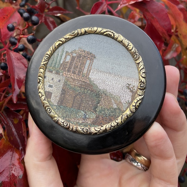 Gold mounted tortoiseshell snuff box with a micromosaic of the Temple of Vesta. - image 13