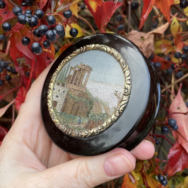Gold mounted tortoiseshell snuff box with a micromosaic of the Temple of Vesta. - image 11