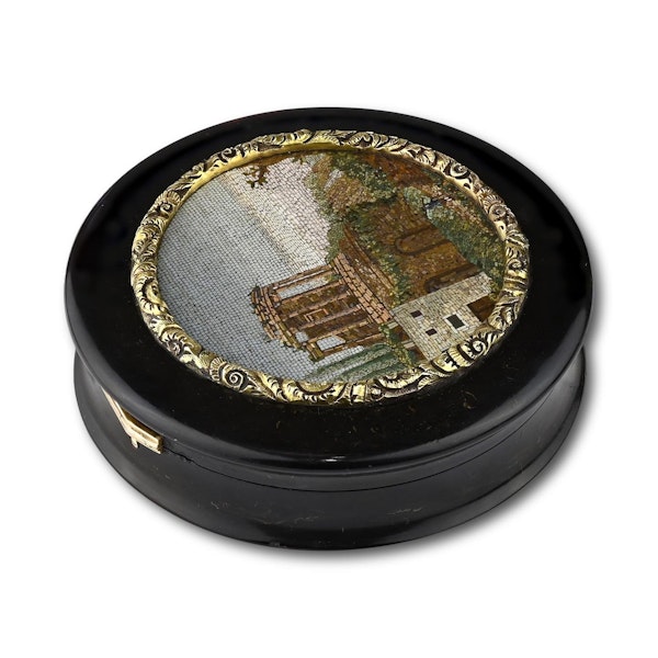 Gold mounted tortoiseshell snuff box with a micromosaic of the Temple of Vesta. - image 2