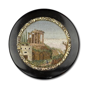 Gold mounted tortoiseshell snuff box with a micromosaic of the Temple of Vesta.