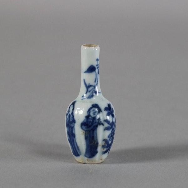 Miniature Chinese blue and white lobed vase, Kangxi (1662-1722) - image 1