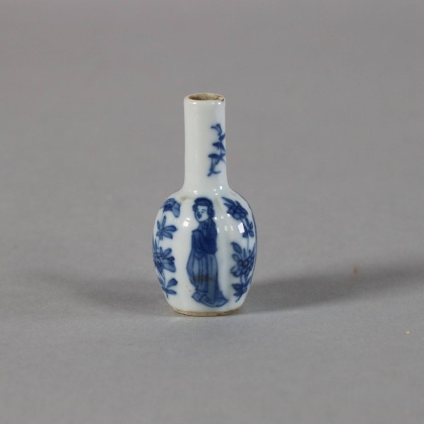 Miniature Chinese blue and white lobed vase, Kangxi (1662-1722) - image 3