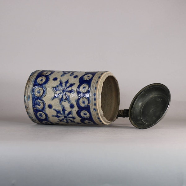 Westerwald salt-glazed tankard with pewter lid, 18th century - image 3