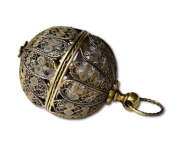 Large filigree silver gilt ball form pomander. Spanish, circa 1700. - image 3