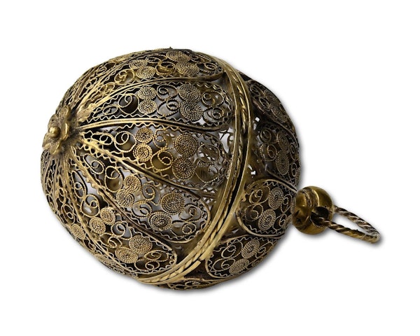 Large filigree silver gilt ball form pomander. Spanish, circa 1700. - image 5