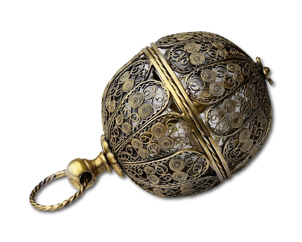 Large filigree silver gilt ball form pomander. Spanish, circa 1700. - image 6