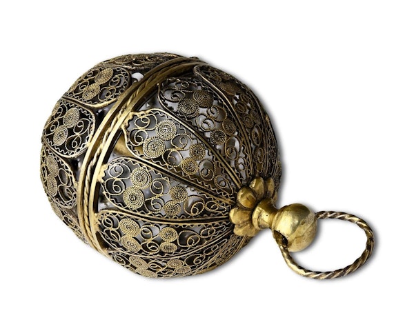 Large filigree silver gilt ball form pomander. Spanish, circa 1700. - image 8