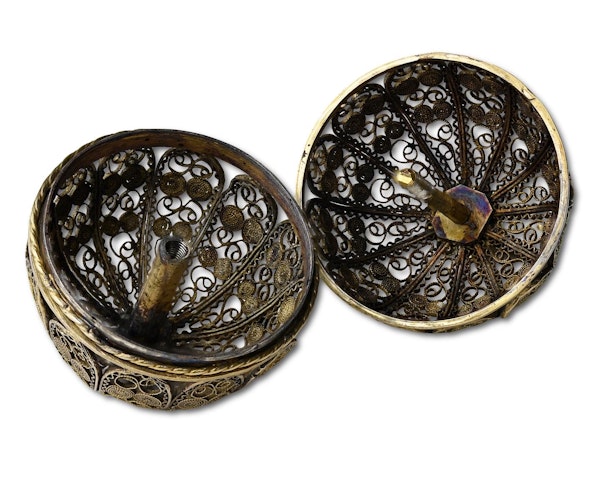 Large filigree silver gilt ball form pomander. Spanish, circa 1700. - image 9