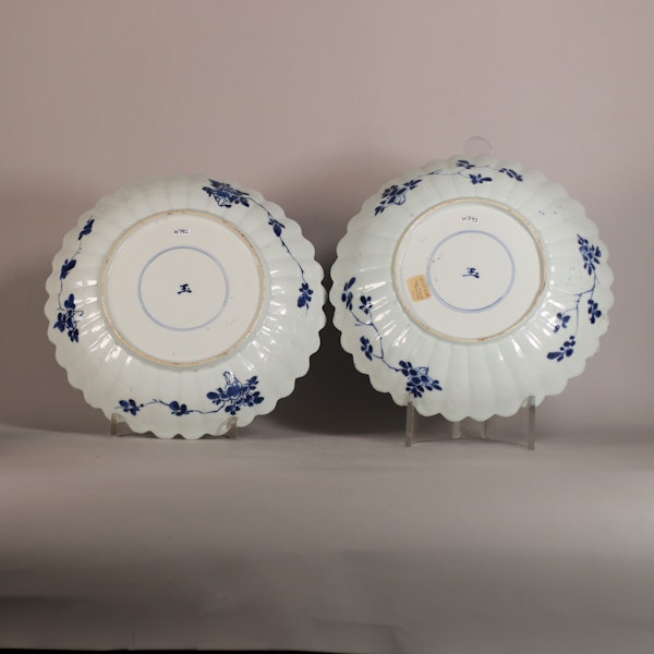 Pair of blue and white petal-shaped lobed dishes, Kangxi (1662-1722) - image 2
