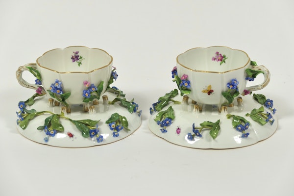 Pair of Meissen cups and saucers - image 2