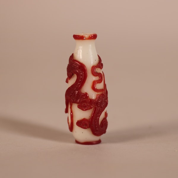 Chinese ruby glass overlay snuff bottle, Qing dynasty, 19th century - image 5