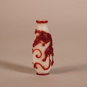 Chinese ruby glass overlay snuff bottle, Qing dynasty, 19th century