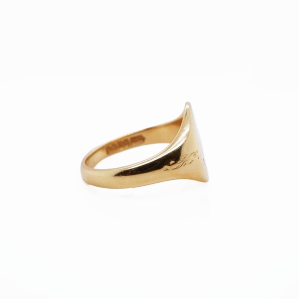 Edwardian 18 ct. gold oval signet ring with engraved shoulders - image 2