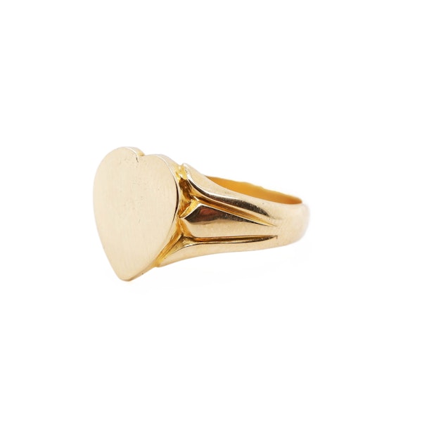 Retro 18 ct. gold heart shaped signet ring - image 2