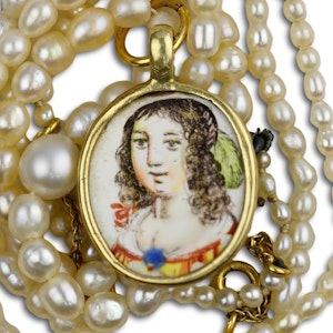 A gold and enamel pendant with the busts of beautiful ladies.   French, late 17th century.