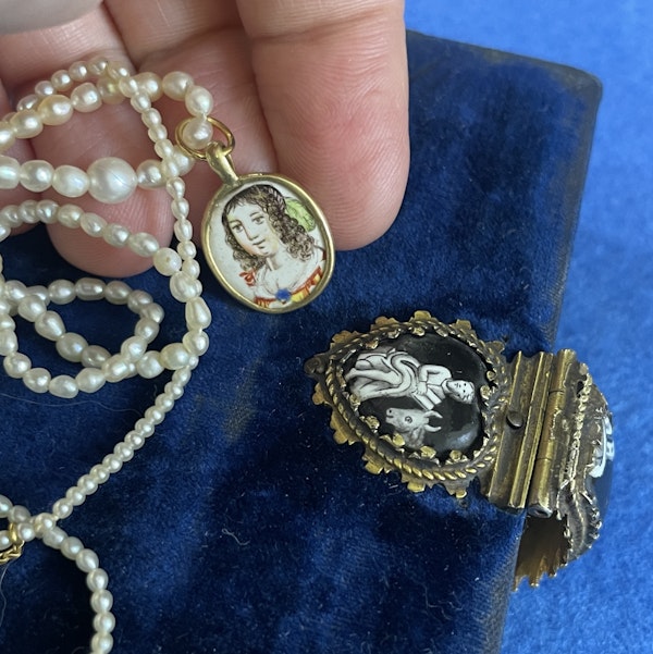 A gold and enamel pendant with the busts of beautiful ladies.   French, late 17th century. - image 15