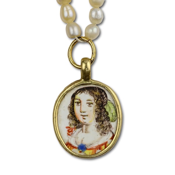 A gold and enamel pendant with the busts of beautiful ladies.   French, late 17th century. - image 4