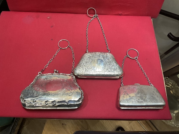 A collection of silver purses - image 4