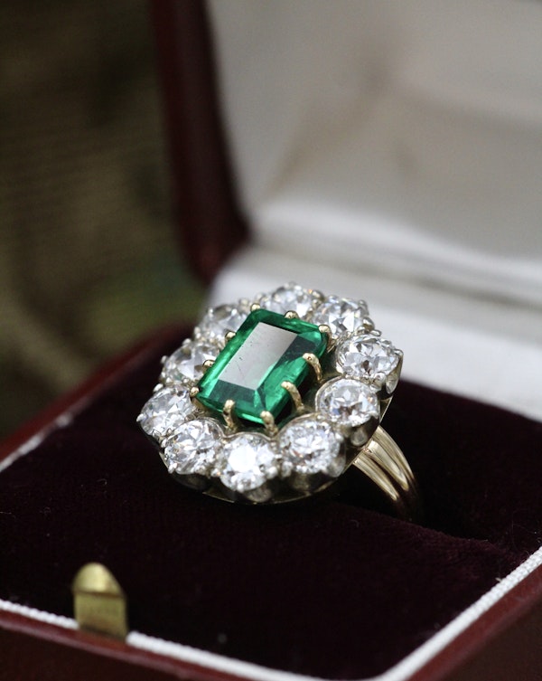 An exceptional Yellow Gold Colombian Emerald  and Diamond Cluster Ring, 2.60 carats approximately, minor oil, with ten Old Cut Diamonds, approximately 5.00 carats.  Circa 1890. - image 2