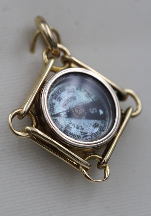 A very fine 18 carat Yellow Gold Fob with a Compass and Carnelian Hard stone. London Circa 1908 - image 3