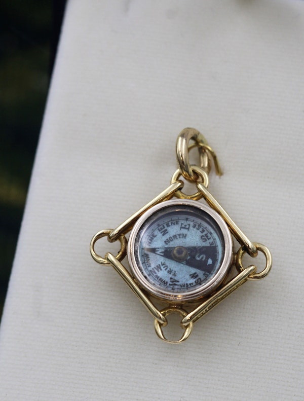A very fine 18 carat Yellow Gold Fob with a Compass and Carnelian Hard stone. London Circa 1908 - image 4