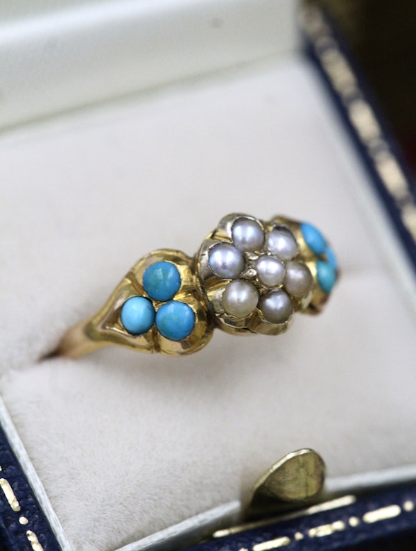 A very fine 15 carat (tested) Yellow Gold Turquoise and Pearl Ring. Circa 1860 - image 1