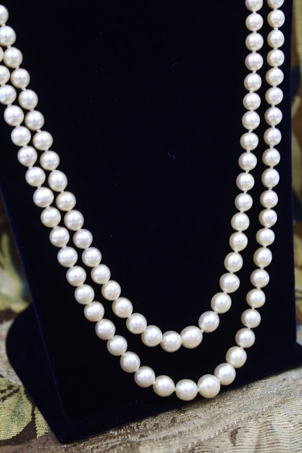 A very fine Certificated Graduated Cultured Pearl Necklace with a Platinum & Diamond Clasp. Circa 1950 - image 2