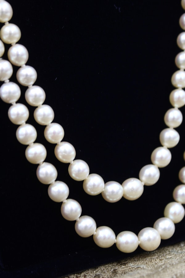 A very fine Certificated Graduated Cultured Pearl Necklace with a Platinum & Diamond Clasp. Circa 1950 - image 4
