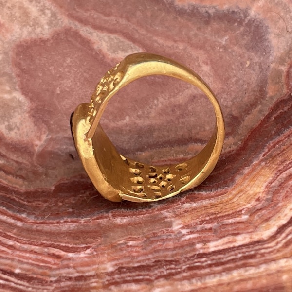 An important ancient gold marriage ring. Roman, 2nd - 3rd century AD. - image 13