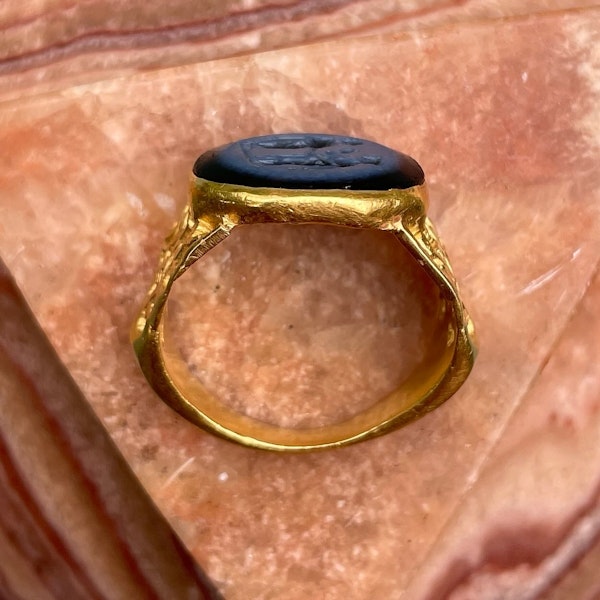 An important ancient gold marriage ring. Roman, 2nd - 3rd century AD. - image 4