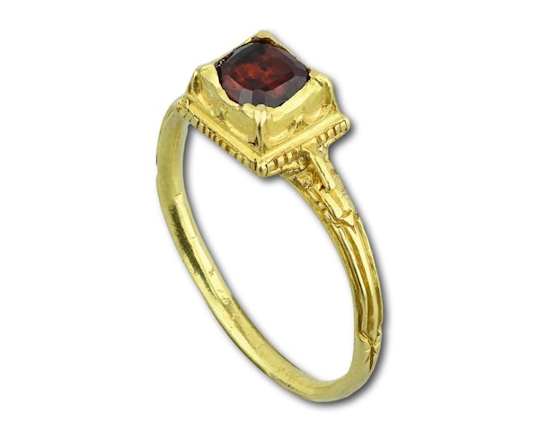 Renaissance gold ring with a table cut garnet. Western Europe, late 16th century - image 5