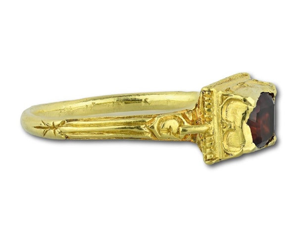 Renaissance gold ring with a table cut garnet. Western Europe, late 16th century - image 8