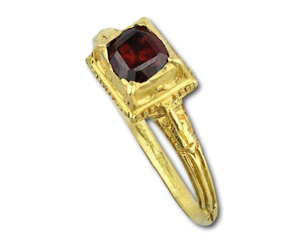 Renaissance gold ring with a table cut garnet. Western Europe, late 16th century - image 7