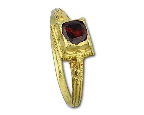 Renaissance gold ring with a table cut garnet. Western Europe, late 16th century - image 2