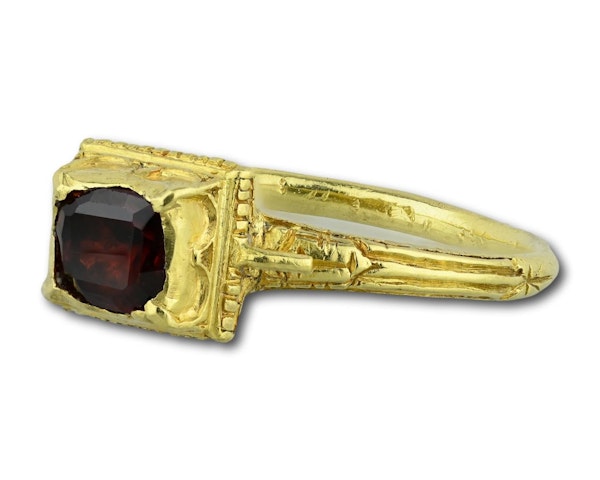 Renaissance gold ring with a table cut garnet. Western Europe, late 16th century - image 4