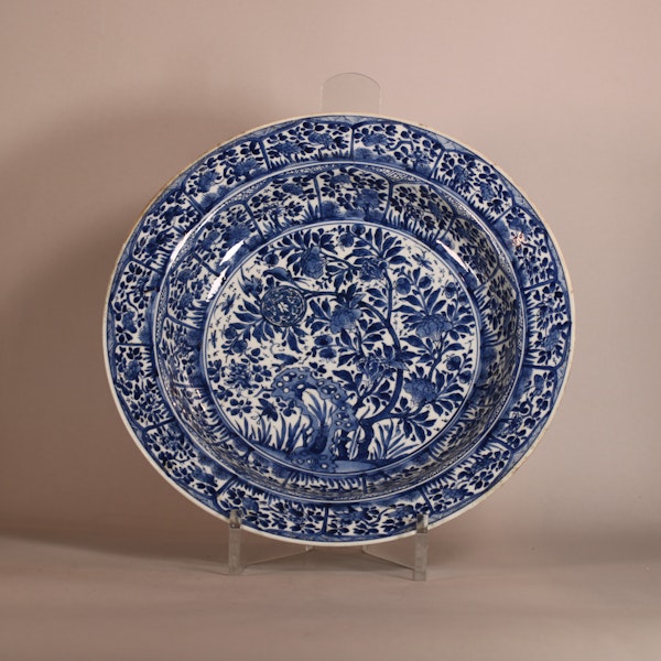 Pair of blue and white dishes, Kangxi (1662-1722) - image 4